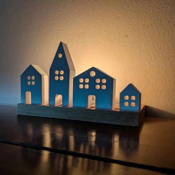 Baumkrone Baumkrone Keramik-Miniatur-Häuschen (4er-Set) mit Holzständer – Produktbild 2 von 4