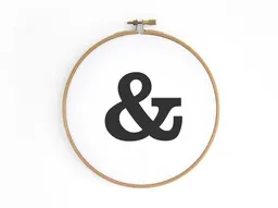 renna deluxe renna deluxe Ampersand im Stickrahmen – Produktbild 1 von 1