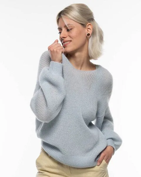 Alma & Lovis Alma & Lovis Leichter Pullover im Loose-Fit aus zartem Alpakastrick | Light V-Neck, Silver blue (hellblau), – Produktbild 1 von 4