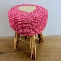 Luna Leena Luna-Leena Kinderhocker mit handgehäkeltem Wollüberzug - in Pink mit Herz – Produktbild 1 von 1
