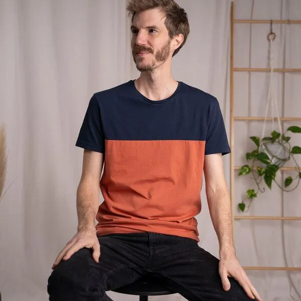 Vresh Clothing Vresh Clothing Olav - Classic Fit Colourblock T-Shirt aus Biobaumwolle, Navy/clay, – Produktbild 1 von 3