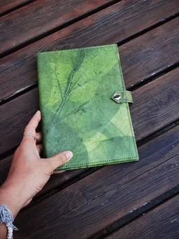 BY COPALA BY COPALA Notizbuch A5 unliniert, Nachhaltiges Journal aus echten Blättern, Tagebuch Blanko, Eco Friendly Sketchbook in grün, Geschenk für Sie & Ihn – Produktbild 1 von 1