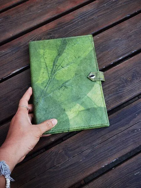 BY COPALA BY COPALA Notizbuch A5 unliniert, Nachhaltiges Journal aus echten Blättern, Tagebuch Blanko, Eco Friendly Sketchbook in grün, Geschenk für Sie & Ihn, Grün, – Produktbild 1 von 4