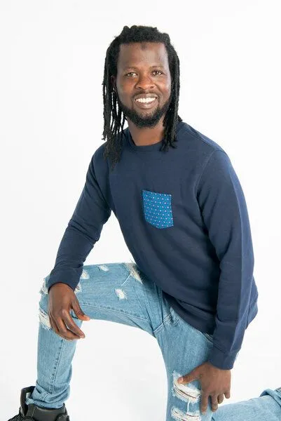 Maishameanslife Maishameanslife Shwe Shwe Pocket Unisex Sweater, Blau, – Produktbild 3 von 4