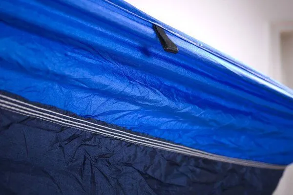 Hideaway Outfitters Hideaway Outfitters Doppel Reisehängematte aus atmungsaktiver Fallschirmseide inklusive Baumgurte und Karabiner, Blau-hellblau, – Produktbild 2 von 4