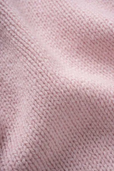 Rifò - Circular Fashion Made in Italy Rifò - Circular Fashion Made in Italy gestricktes Bandana/ Dreieckstuch Masha aus Recycelter Kaschmirwolle, Rosa, – Produktbild 3 von 4