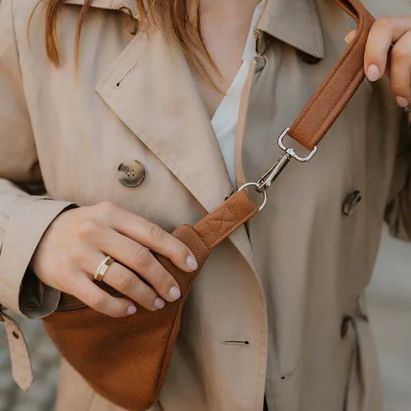 BOWLEANIES TASCHEN BOWLEANIES TASCHEN Große XXL Gürteltasche aus Lederfaserstoff, Braun mit silber, – Produktbild 4 von 4