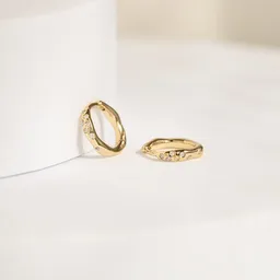 Eppi Eppi Unregelmäßige runde Ohrringe aus Silber mit Zirkonia Fabiola – Produktbild 1 von 1