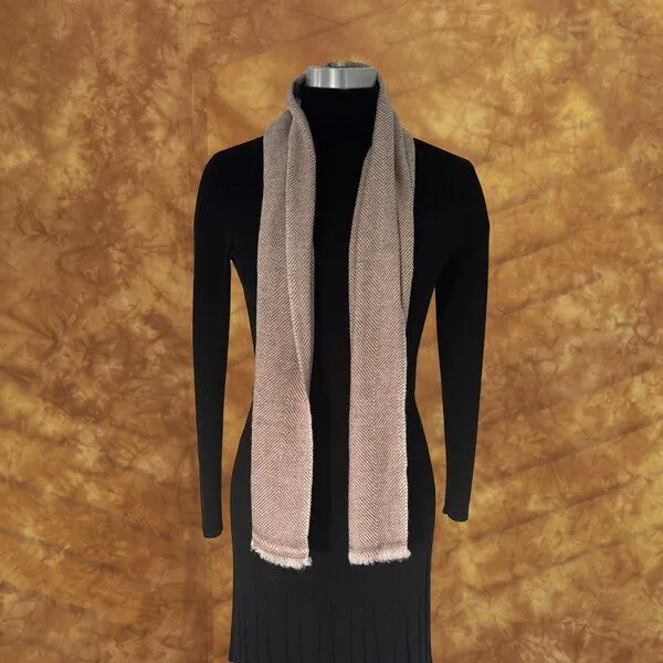 HeritageModa HeritageModa Weicher, dicker Wollschal mit Fischgrätmuster in Creme & Warmgrau – Winterschal – Produktbild 3 von 4