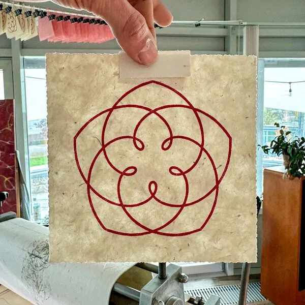 Veskor Cassiopeia Veskor Cassiopeia VENUS FLOWER Heilige Geometrie Linoldruck | 16 × 16 cm | Heißes Pink auf erdigem Altweiß – Produktbild 4 von 4