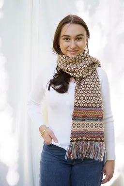 Haus of Namaste Haus of Namaste Handgefertigter Fair-Isle-Schal aus 100 % Lammwolle: Karamellbrauner Winterschal | Hergestellt in Nepal | Nachhaltig, fair und ethisch. – Produktbild 1 von 1