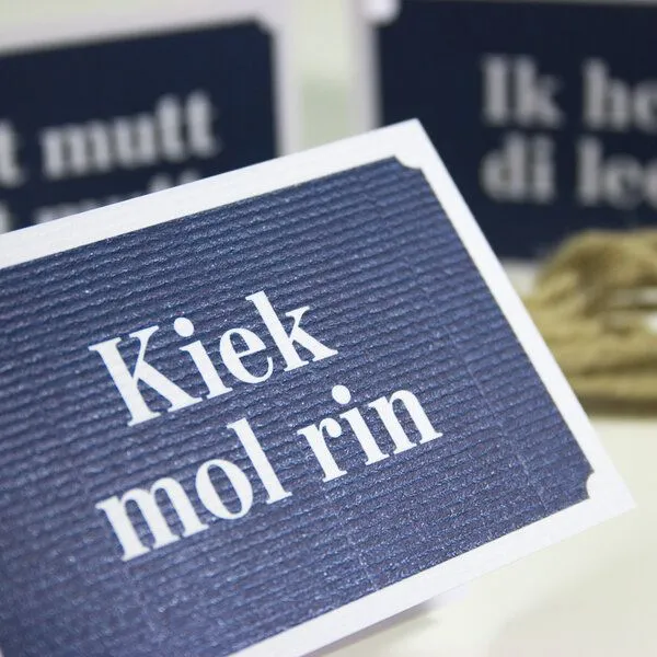 Bow & Hummingbird Bow & Hummingbird Geschenkanhänger "Kiek mol rin" – Produktbild 2 von 3