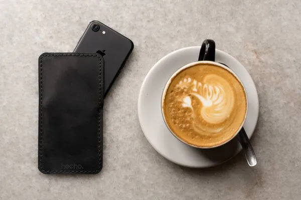 hecho. hecho. Handyhülle Pull-Up Leder iPhone 8 Plus & XS – Produktbild 3 von 3