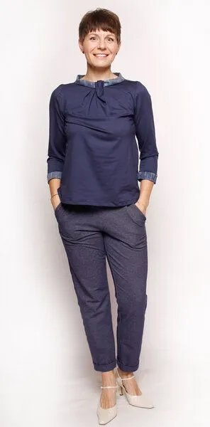 Peaces.bio - handbedruckte Biomode Peaces.bio - handbedruckte Biomode Elegante Bluse Woodland, Dunkelblau, – Produktbild 3 von 4