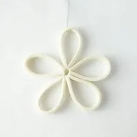 matilda k manufaktur matilda k. manufaktur minimalistische zarte Filzblüten 'flora' – zeitlose Dekoration in vielen wunderschönen Farben, Wollweiß, – Produktbild 1 von 1