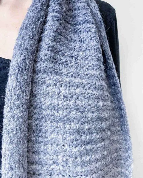 Alma & Lovis Alma & Lovis Strickschal im Colorchange aus Alpaka-Woll-Mix | Degrade Scarf, Dolphin (grau), – Produktbild 4 von 4