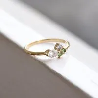 Eppi Eppi Zarter Ring mit Moissaniten und Tsavorit-Granaten Lowri – Produktbild 1 von 1