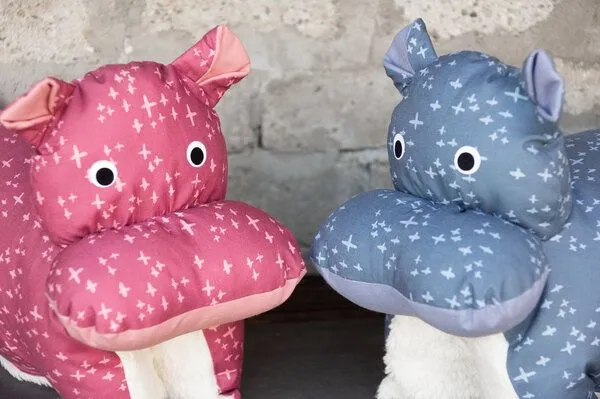 Flosinn Flosinn Kuscheltierkissen Nilpferd mit Teddyplüsch aus Baumwolle Personalisierbar, Blau, – Produktbild 3 von 6