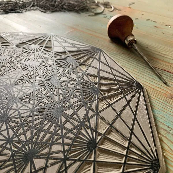 Veskor Cassiopeia Veskor Cassiopeia DEMIHEPTERAKT Heilige Geometrie Linoldruck | 40 × 40 cm | Gold auf Naturweiß – Produktbild 2 von 4