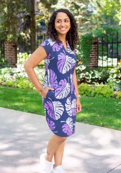 Global Mamas Global Mamas Bio Hemdkleid - HARBOR - Radiance, Monstera purple (lila), – Produktbild 2 von 3