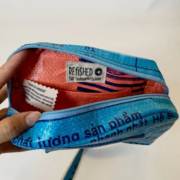 REFISHED fair fashion REFISHED fair fashion Bauchtasche 'BUM BAG' - upcycelte Fischfuttersäcke, #fish blau-aqua, – Produktbild 2 von 2