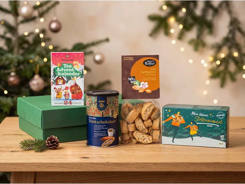 Bio-Geschenkset "Veganer Weihnachtsgenuss", 4-tlg., mit Tee, Trinkschokolade und Gebäck – Produktbild 1 von 1