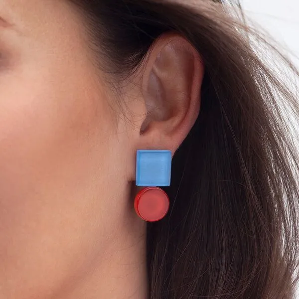 ALEXASCHA ALEXASCHA Geometrische Statement Ohrringe aus Glas | Bauhaus Design | 16 Farbkombinationen, Blau & rot, – Produktbild 3 von 4