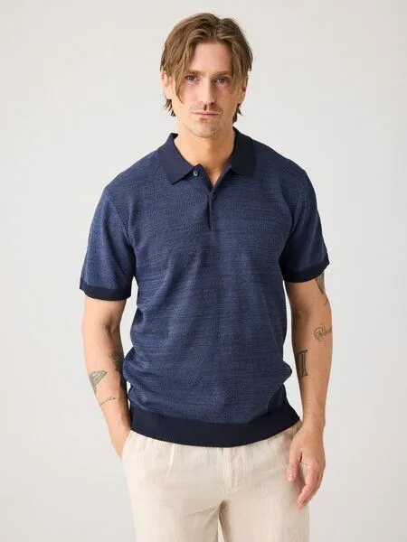 KnowledgeCotton Apparel KnowledgeCotton Apparel Gestricktes Kurzarm-Poloshirt aus Bio-Baumwolle, Blau-night-sky, – Produktbild 1 von 3