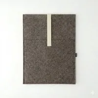 matilda k manufaktur matilda k. manufaktur Minimalistische Laptophülle aus Wollfilz 'max' mit Einsteckfach | für MacBook |Air| Pro 13|14|15|16 Zoll, Braun-natur, – Produktbild 1 von 1