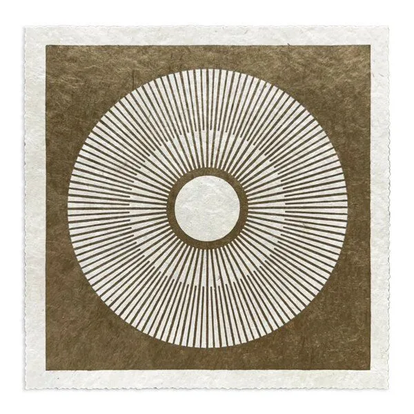 Veskor Cassiopeia Veskor Cassiopeia CENTRAL SUN SQUARE Sonnen Linoldruck | 22 × 22 cm | Gold auf Naturweiß – Produktbild 1 von 4