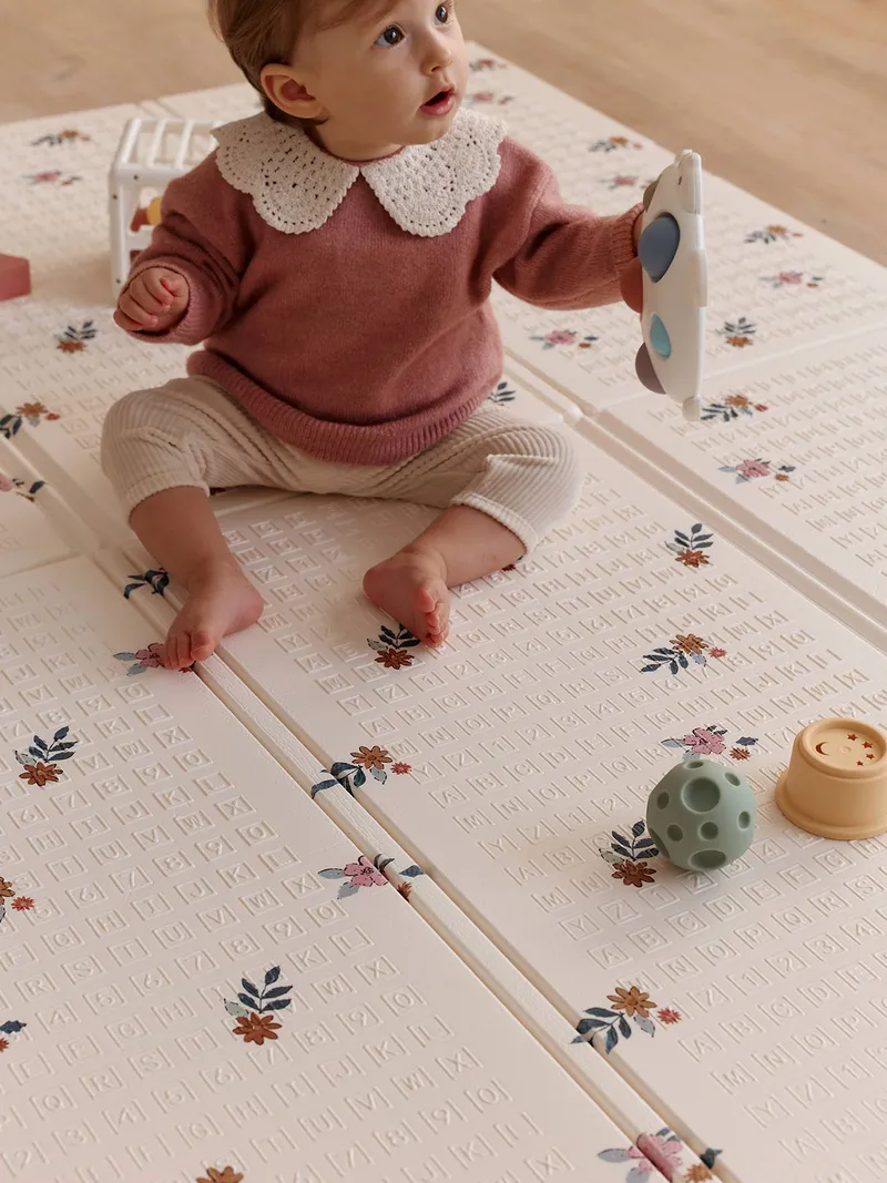 Vertbaudet Große faltbare Spielmatte mit Reliefprägung, Wollweiß retro flower, – Produktbild 1 von 4