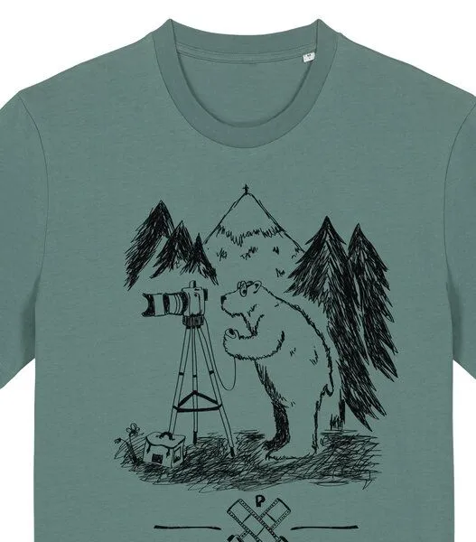 päfjes päfjes Foto T-Shirt | Fotokamera analogfotografie mit Bär - Unisex Männer Bio Siebdruck Shirt, Grün (green bay), – Produktbild 2 von 3