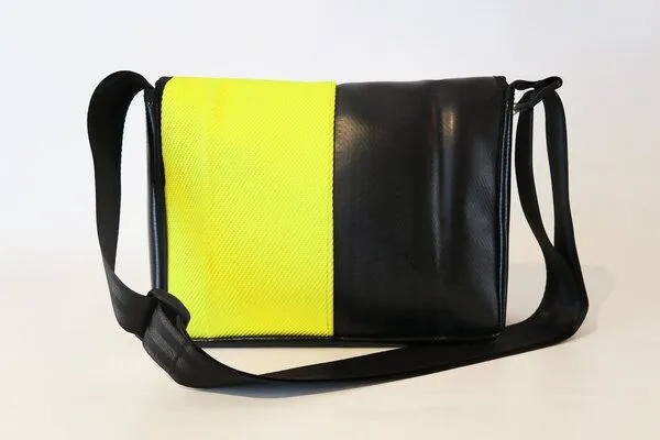 Leonca Leonca Taschen aus Feuerwehrschlauch in 3 Farben/ 5 Größen, Gelb, – Produktbild 4 von 5