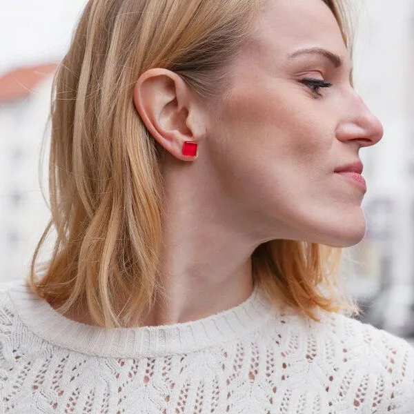 ALEXASCHA ALEXASCHA Minimalistische Ohrstecker, klein, aus Glas, Kirschrot, – Produktbild 2 von 4