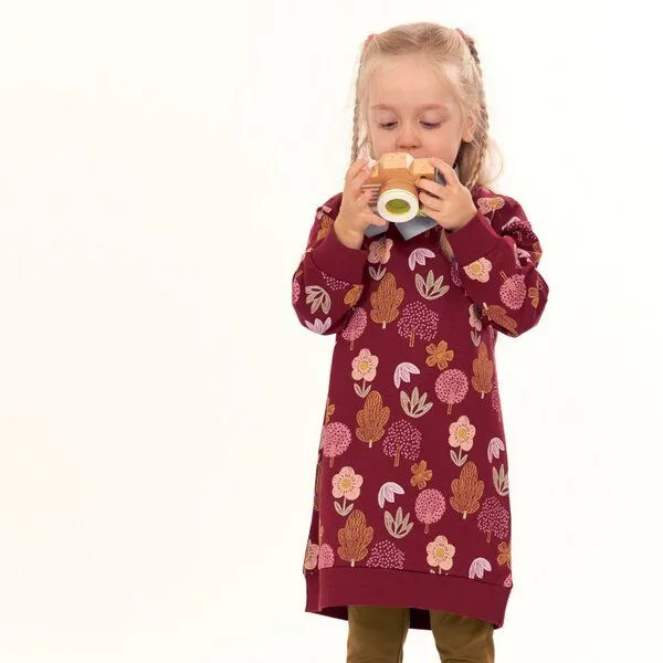 Sense Organics Sense Organics Mädchenkleid mit Blumendruck auf Weinrot, Modell JOLA, Red, – Produktbild 2 von 4