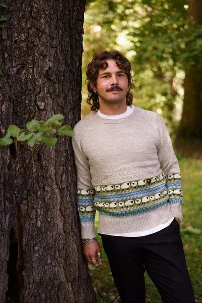Haus of Namaste Haus of Namaste Fair-Isle-Pullover aus 100 % Lammwolle | Gemütliches nordisches Randmuster | Unisex-Pullover mit schwarzem Schaf | Fair und nachhaltig – Produktbild 4 von 4