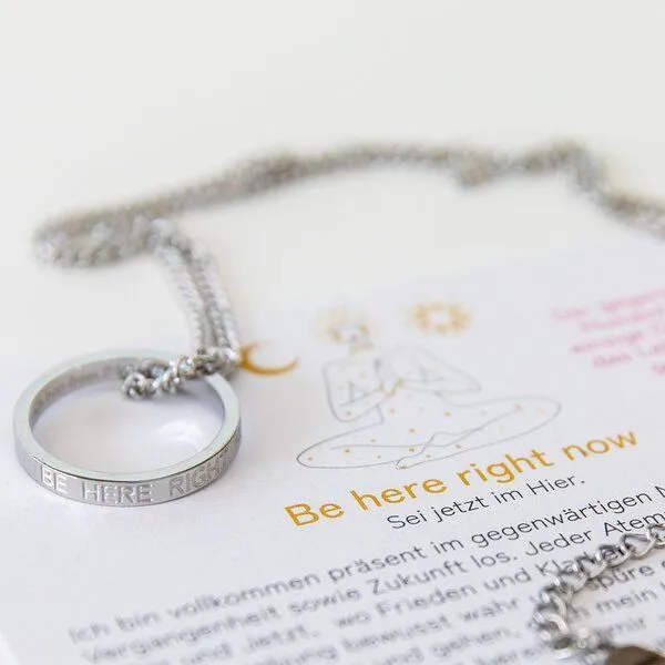 Divasya Divasya Silberne Kette mit Ring | Be Here Right Now – Produktbild 3 von 4