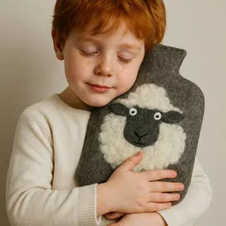 GLOBO Fair Trade GLOBO Fair Trade Wärmflaschen-Hülle, Bezug aus 100% Wollfilz mit Schafmotiv – Handgefertigt aus Nepal, Fair Trade, für 2-Liter-Wärmflaschen, Kinderfreundlicher Bezug für kalte Tage, Geschenkidee – Produktbild 1 von 1