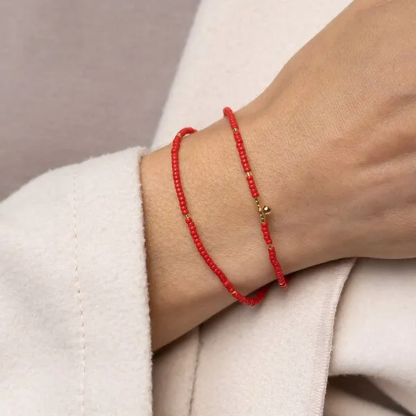 juni juni Rote Perlenarmbänder Set "Milano" mit Goldkugel Anhänger und verstellbarer Schiebeperle aus recyceltem Gold – Produktbild 2 von 4