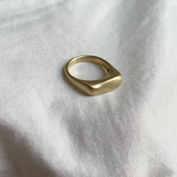 noemvri fashion label noemvri fashion label organischer Ring small, Matt gold, – Produktbild 3 von 4