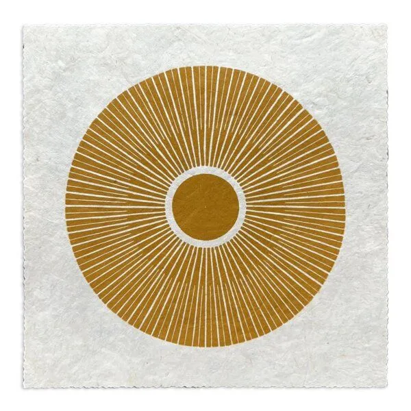 Veskor Cassiopeia Veskor Cassiopeia CENTRAL SUN Sonnen Linoldruck | 22 × 22 cm | Gelbocker auf Naturweiß – Produktbild 1 von 4