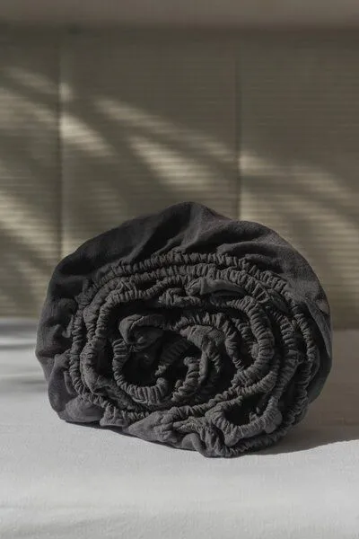 AmourLinen AmourLinen Leinen-Spannbetttuch, Charcoal (schwarz), – Produktbild 2 von 3