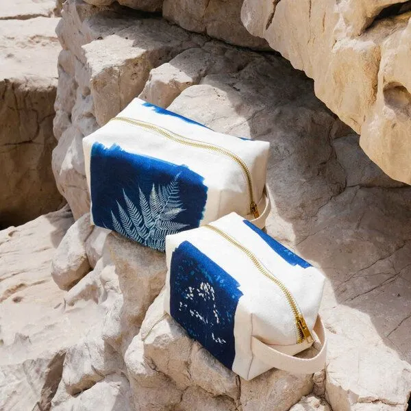 La Cerise sur le Gâteau La Cerise sur le Gâteau Cube Kulturtasche | Kosmetiktasche aus Bio-Baumwolle, Blauer farn, – Produktbild 3 von 3