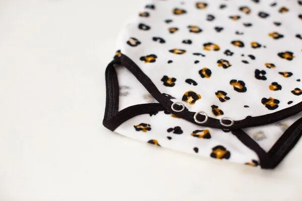 NoniKids Berlin Langarm Baby Body *Leopard weiß* Bio Baumwolle | NoniKids Berlin – Produktbild 3 von 3
