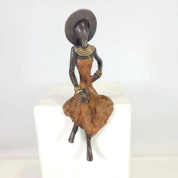 Moogoo Creative Africa Moogoo Creative Africa Bronze-Skulptur "Femme assise avec chapeau" by Soré, Braun, – Produktbild 1 von 3