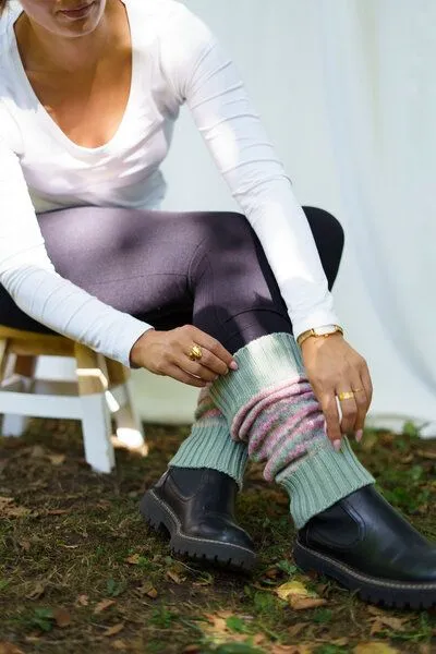 Haus of Namaste Haus of Namaste Beinstulpen aus 100 % Lammwolle im Fair-Isle-Muster | Rosa und Grün – Produktbild 3 von 3