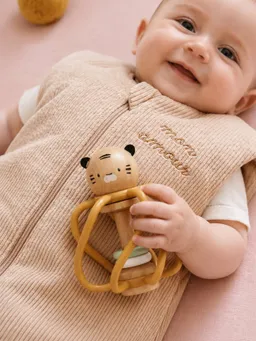 Vertbaudet Tiger-Rassel Baby aus Holz FSC® – Produktbild 1 von 1
