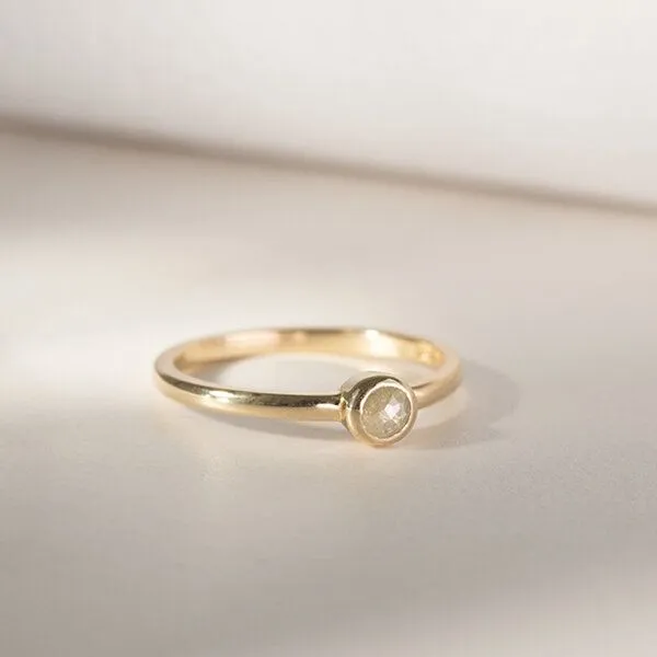 Eppi Eppi Minimalistischer Ring mit einem Salt and Pepper Diamanten Emilien, Rosa, – Produktbild 3 von 3