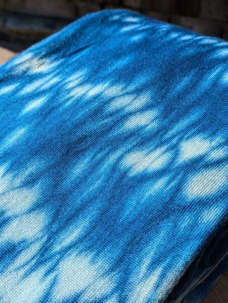 Wooliie Wooliie Handgefertigte Babydecke aus 100 % Merinowolle – pflanzlich gefärbt, Indigo rain (blau), – Produktbild 2 von 3
