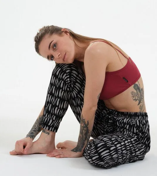 Gary Mash GARY MASH Joggpant Mary aus Biobaumwoll-Mix, Schwarz strokes, – Produktbild 3 von 4